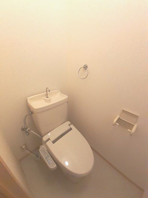 ＪＲ白新線 新崎駅 徒歩6分 2階建 築31年のトイレ写真