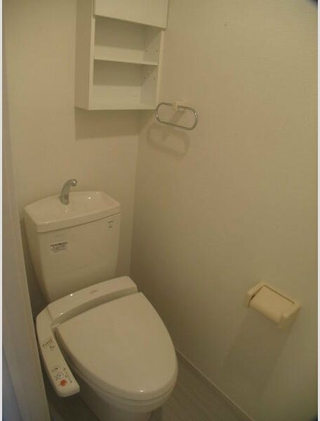ＪＲ埼京線 戸田公園駅 徒歩3分 3階建 築17年のトイレ写真