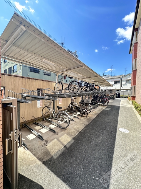 その他共有部分　屋根付きの駐輪場で雨の日も安心