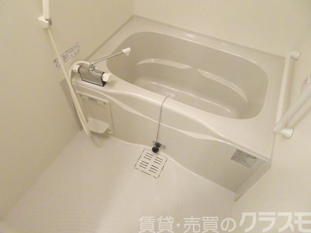 バス・シャワールーム　キレイにリフォームされています♪