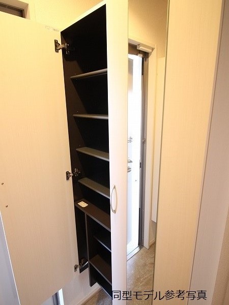 収納　別号室の参考写真です トールタイプのシューズBOX