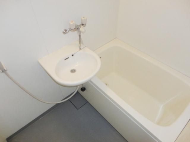 バス・シャワールーム　※別部屋のお写真です