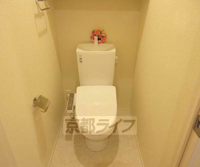 トイレ　ウォシュレット付き。