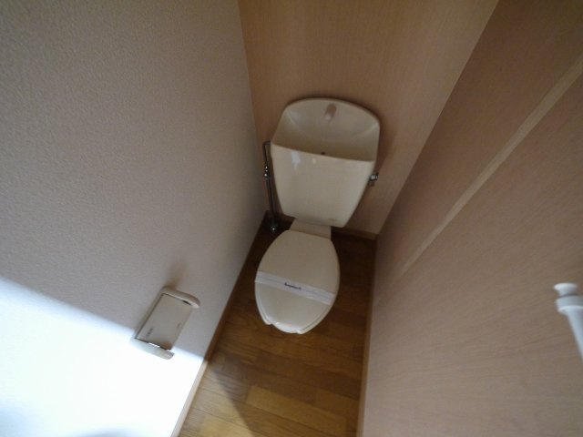 トイレ　落ち着いた色調のトイレです