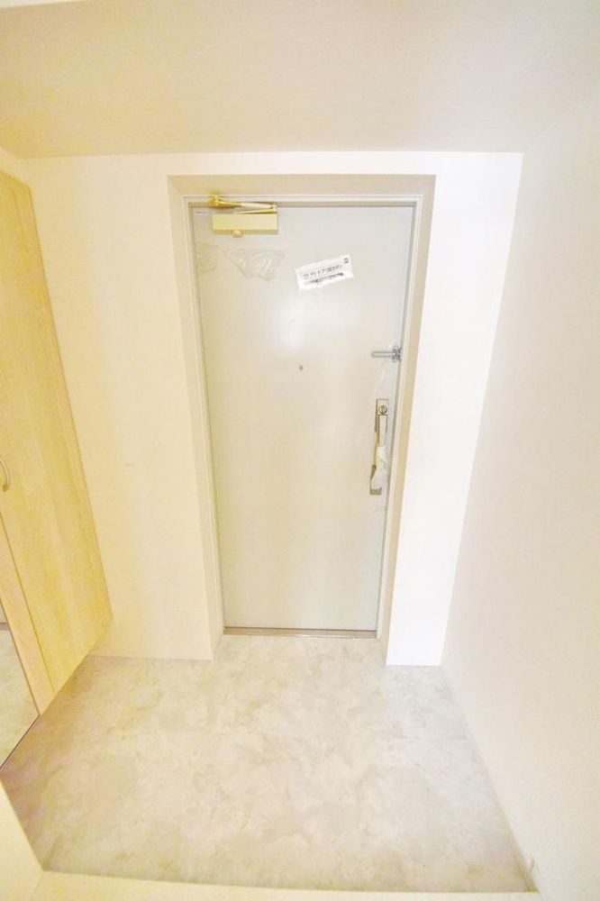 玄関　写真は同タイプ住居です。