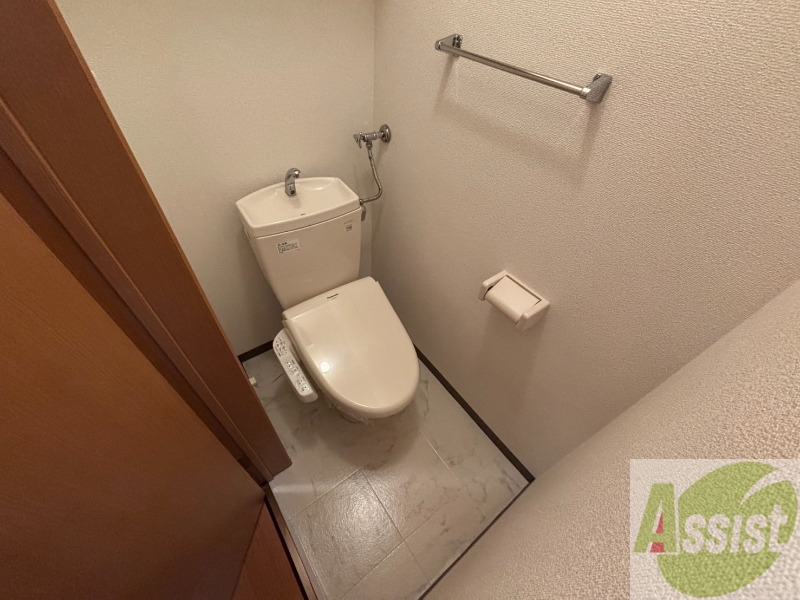 トイレ　こちらはトイレです。清潔感があり、安心して使用できます。