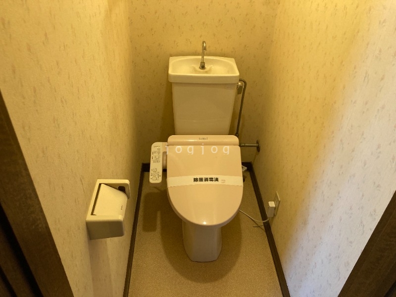 トイレ　嬉しい温水洗浄便座付きのトイレです。