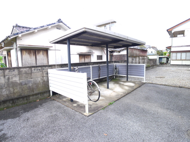 その他　雨の日も安心の屋根付きサイクルポート