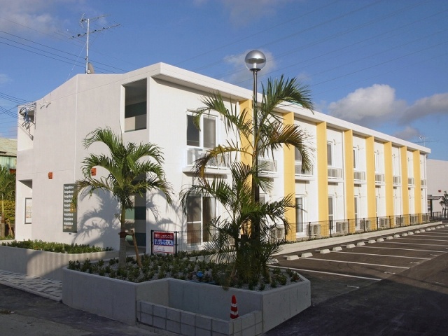 沖縄市松本のマンションの建物外観