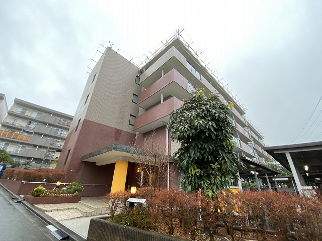 川崎市宮前区南平台のマンションの建物外観