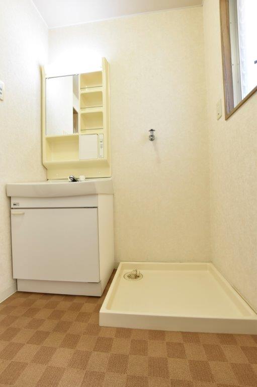 洗面設備　洗面所に窓あり