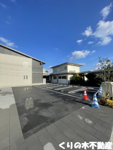 駐車場　駐車場があるので、車を買う予定の方も安心です