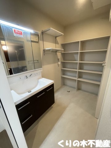 洗面設備　ゆったりとスペースのある洗面所