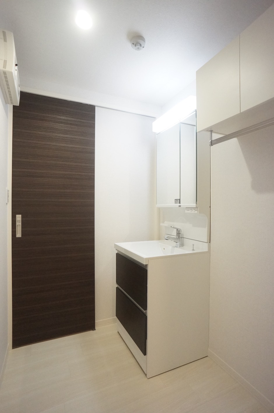 洗面設備　シャンプードレッサー仕様・収納棚あります！