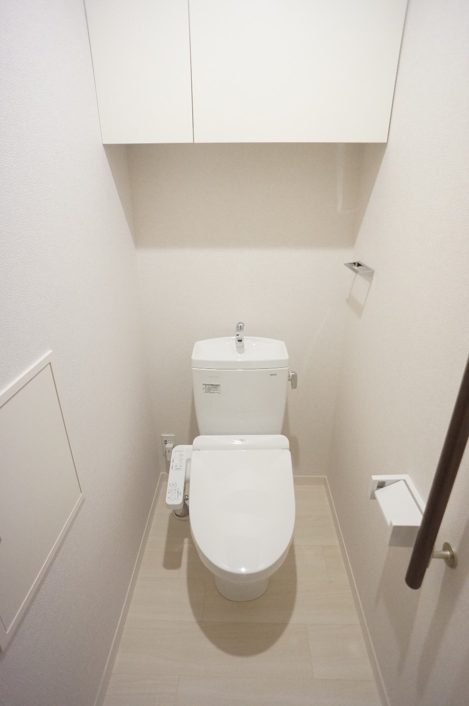 トイレ　温水洗浄便座仕様！上部に収納棚あります！