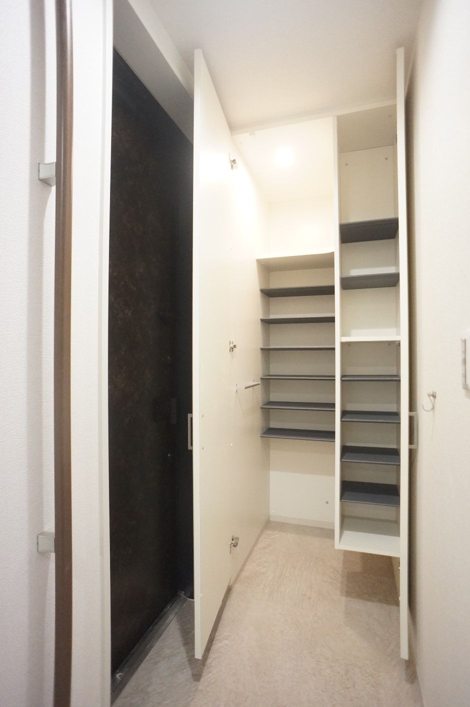 玄関　照明付シューズインクローゼットあります！