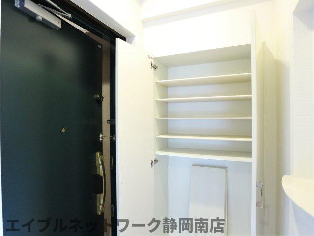 ＪＲ東海道本線 静岡駅 バス乗車時間：1分 最寄りバス停で下車 徒歩1分 9階建 築12年の玄関写真
