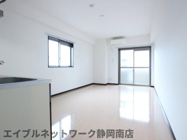 ＪＲ東海道本線 静岡駅 バス乗車時間：1分 最寄りバス停で下車 徒歩1分 9階建 築12年の居間写真