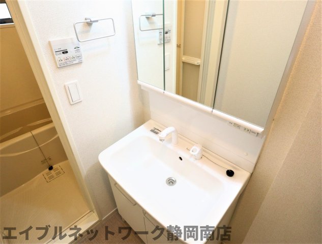 洗面設備　使いやすい洗面所です