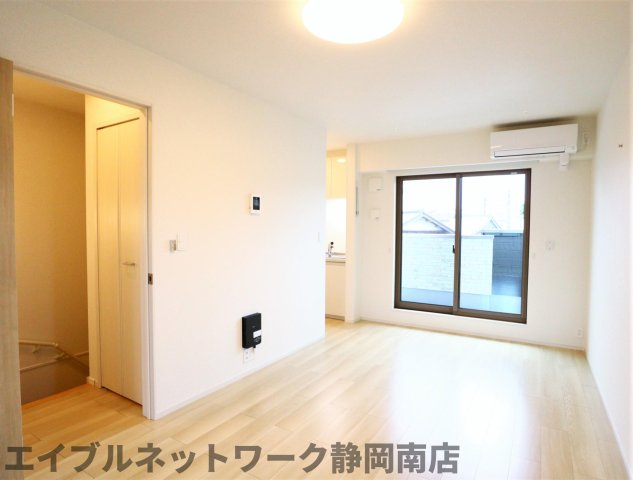 居室・リビング　こちらのリビングで趣味の時間をお楽しみください