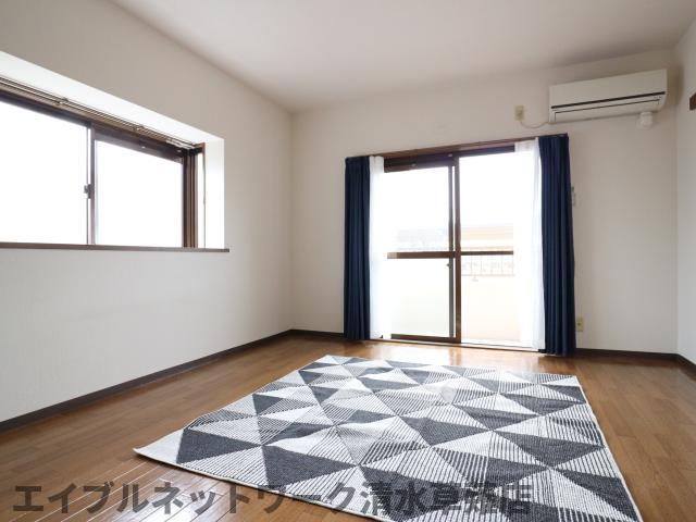 居室・リビング　落ち着いた色調の洋室です