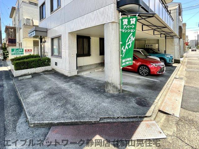 【静岡市葵区城東町のマンションの駐車場】