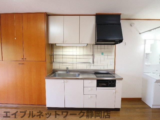 【静岡市葵区城東町のマンションのキッチン】