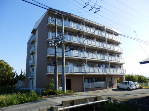 高島市新旭町深溝のマンションの建物外観