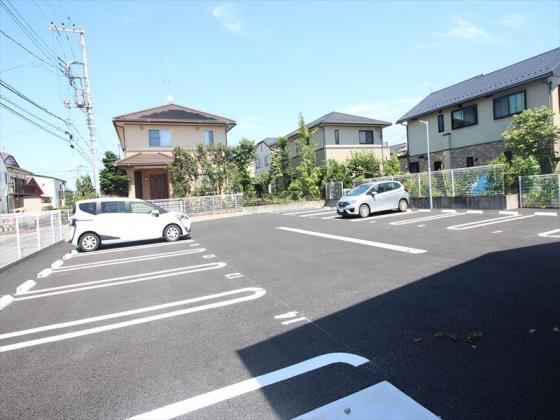 【守谷市松ケ丘のアパートの駐車場】