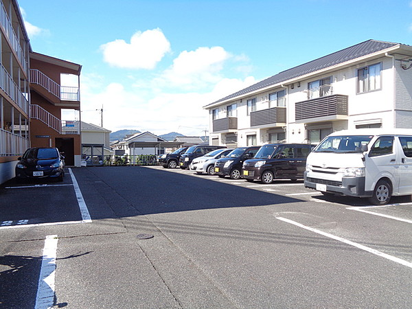 【メイプル東名坂弐番館の駐車場】