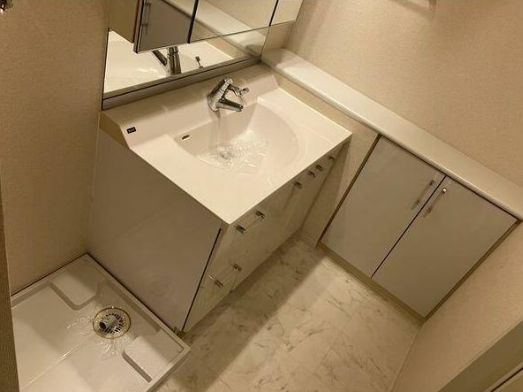 【港区六本木のマンションの洗面設備】