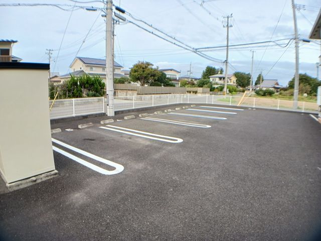 【亘理郡亘理町逢隈田沢のアパートの駐車場】