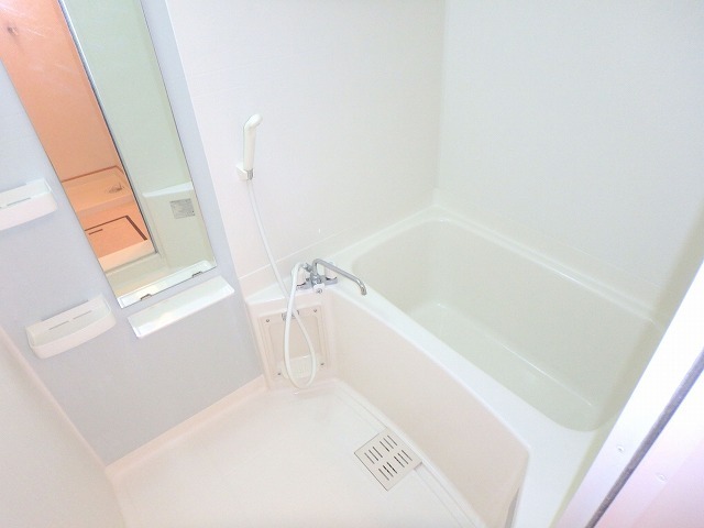 バス・シャワールーム　浴室乾燥付きで雨の日でも洗濯物が乾かせます☆