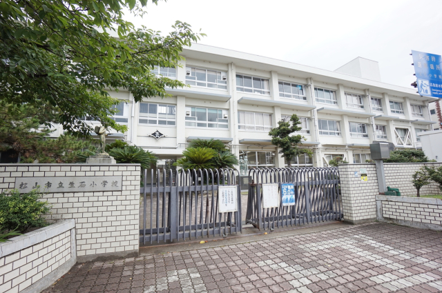 【松山市北吉田町のマンションの小学校】