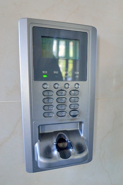 セキュリティ　オートロックは指紋認証タイプ