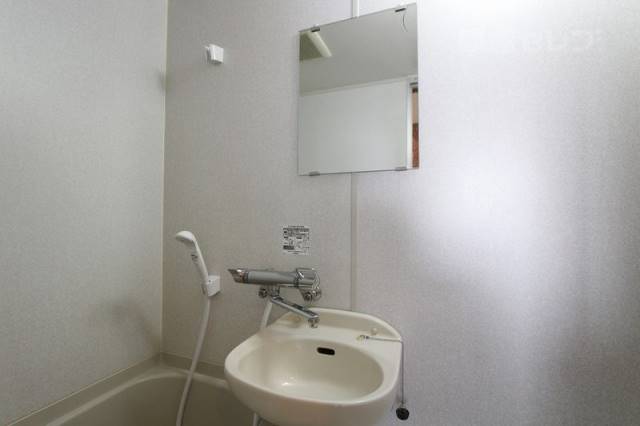 洗面設備　２Ｂ号室内装写真参照