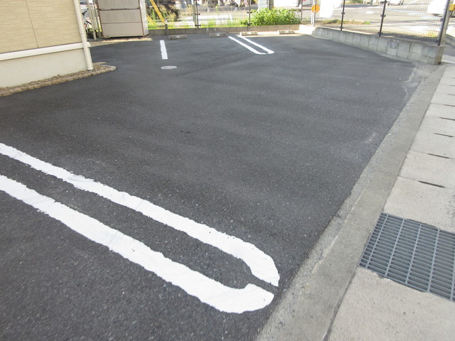 【岡山市南区植松のアパートの駐車場】