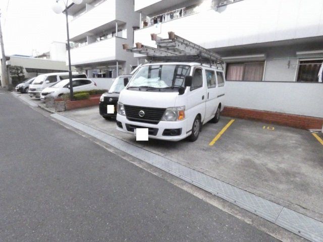 【八尾市山本町北のマンションの駐車場】