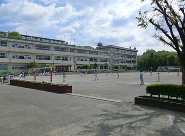 【町田市鶴川のアパートの小学校】