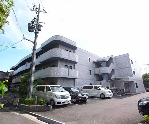 八幡市美濃山宮道のマンションの建物外観