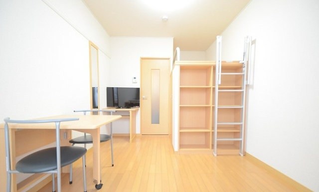 居室・リビング　同物件別号室