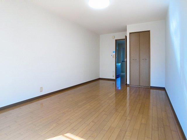 居室・リビング　現況が相違する場合は現況を優先致します。2025年11月撮影