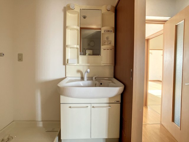 洗面設備　掲載写真は空室の別部屋を掲載しております。実際のお部屋と仕様