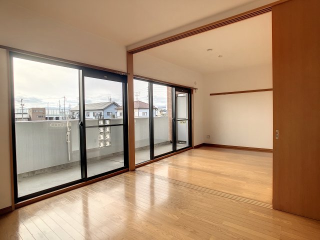 居室・リビング　掲載写真は空室の別部屋を掲載しております。実際のお部屋と仕様