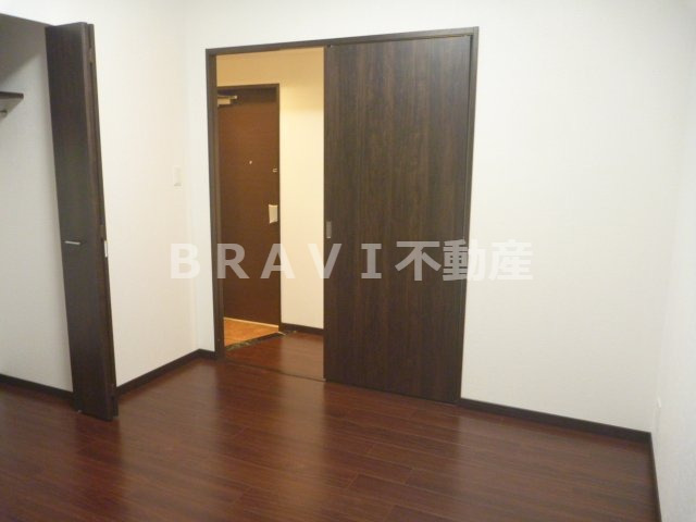 居室・リビング　【プレジオ本町】明るい洋室です