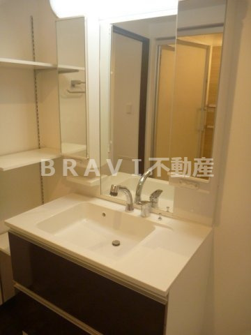 洗面設備　【プレジオ本町】独立洗面台、小物を置くことができて便利です