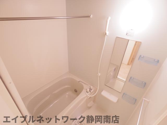 バス・シャワールーム　落ち着いた空間のお風呂です