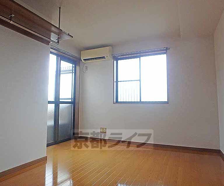 居室・リビング　白基調のキレイなお部屋です。