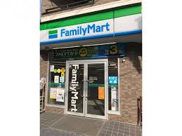 コンビニ　ファミリーマート田園調布本町店（コンビニ）まで435m