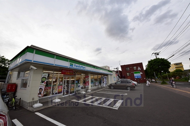 コンビニ　ファミリーマート札幌旭町7丁目店（コンビニ）まで273m